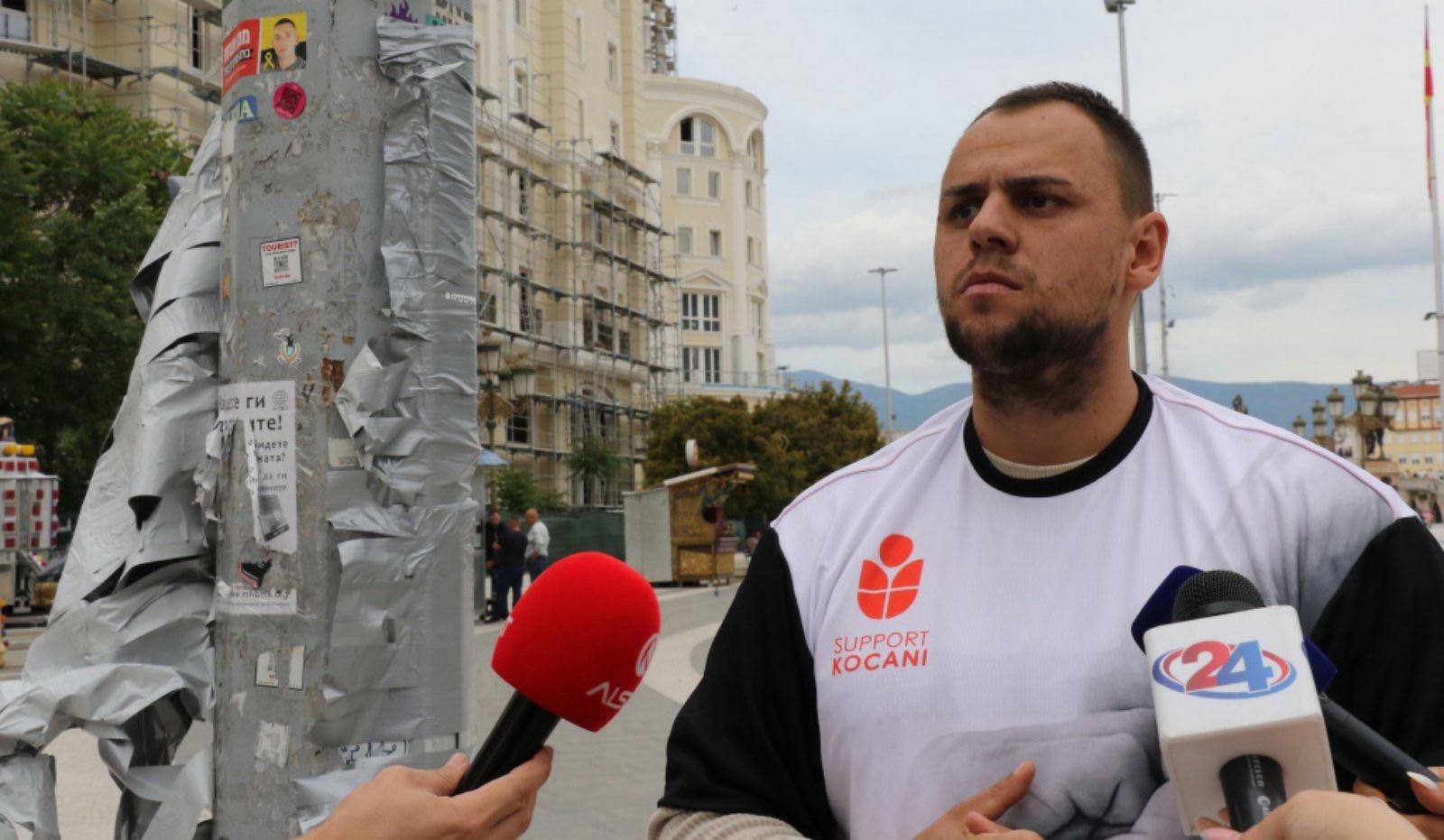 МОМЧЕ ОД КОЧАНИ СЕ ВРЗА НА ПЛОШТАДОТ МАКЕДОНИЈА ВО СКОПЈЕ, ВЕЛИ ТОА ГО ПРАВИ ОТИ ТРАГЕДИЈАТА Е ЗАБОРАВЕНА, А НА ПОВРЕДЕНИТЕ ИМ ТРЕБА ПОМОШ