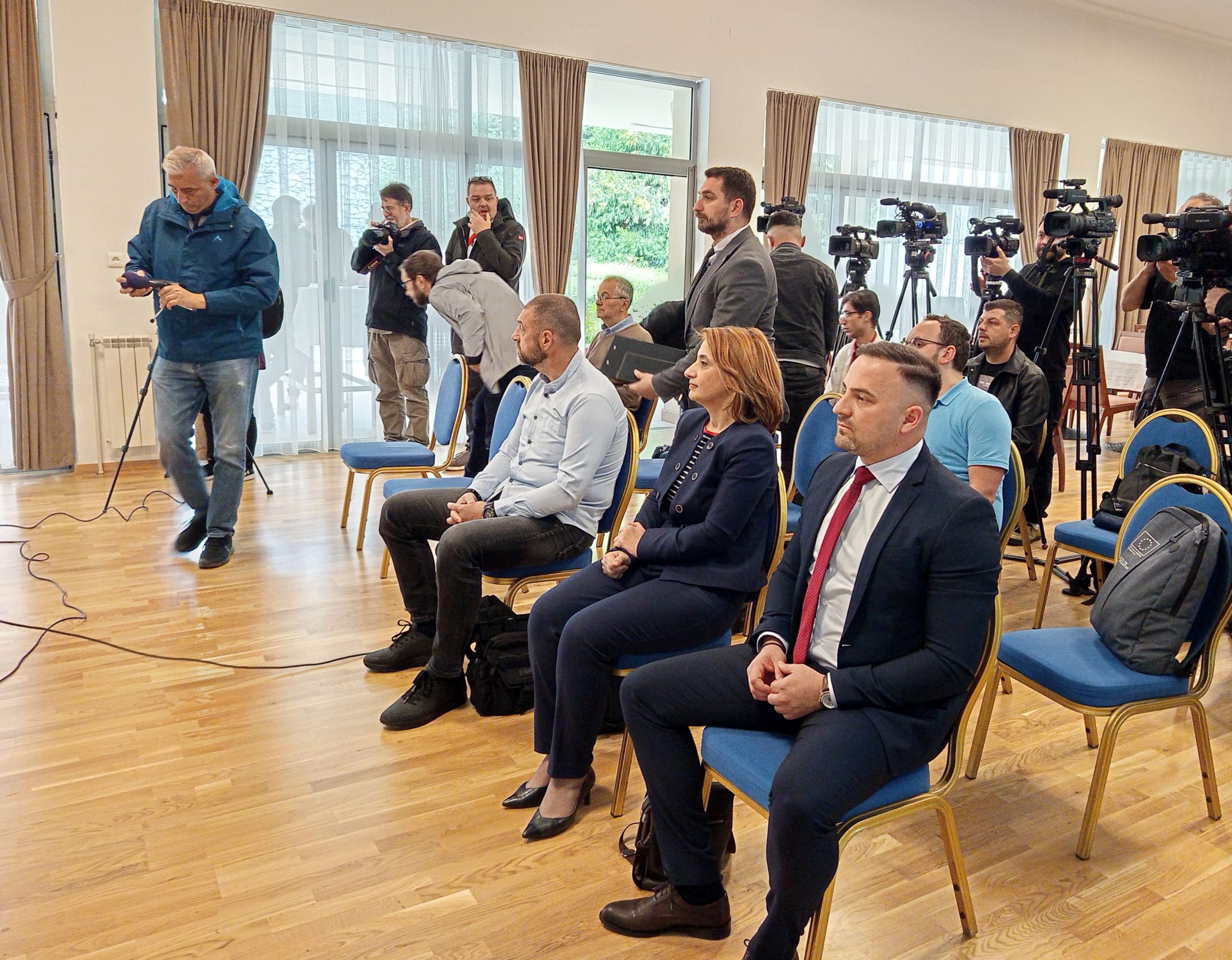 ДВАЈЦА ЧЛЕНОВИ НА КАБИНЕТОТ НА ДРЖАВНИОТ СЕКРЕТАР ВО МВР ДОЈДОА СО СЛУЖБЕНО ВОЗИЛО И ШОФЕР НА НАСТАН НА ЕДЕН КИЛОМЕТАР ОД НИВНОТО РАБОТНО МЕСТО