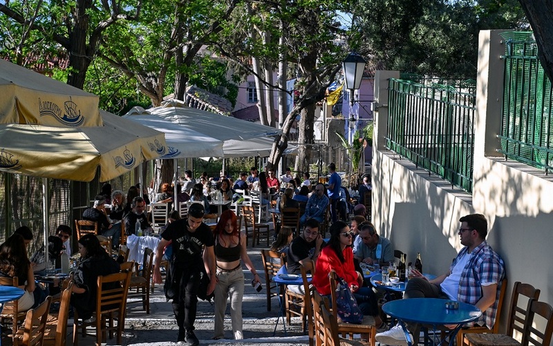 НА ГРЦИЈА Ѝ НЕДОСТИГААТ 80.000 РАБОТНИЦИ ПРЕД ПОЧЕТОКОТ НА ЛЕТНАТА СЕЗОНА, ПА ОБУЧУВА МИГРАНТИ