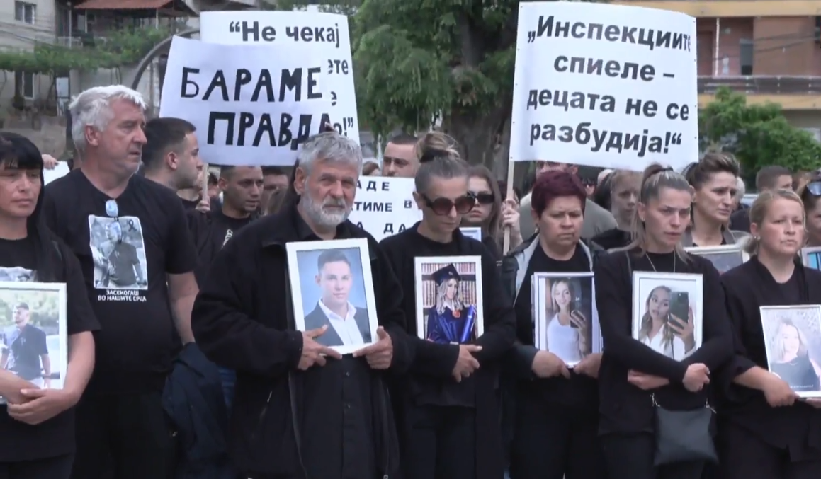 ИНСПЕКТОРИТЕ СПИЕЛЕ, НАШИТЕ ДЕЦА НЕ СЕ РАЗБУДИЈА, РЕКОА НА ПРОТЕСТОТ РОДИТЕЛИТЕ НА ЗАГИНАТИТЕ ВО ПОЖАРОТ ВО КОЧАНСКАТА ДИСКОТЕКА СО 62 ЖРТВИ
