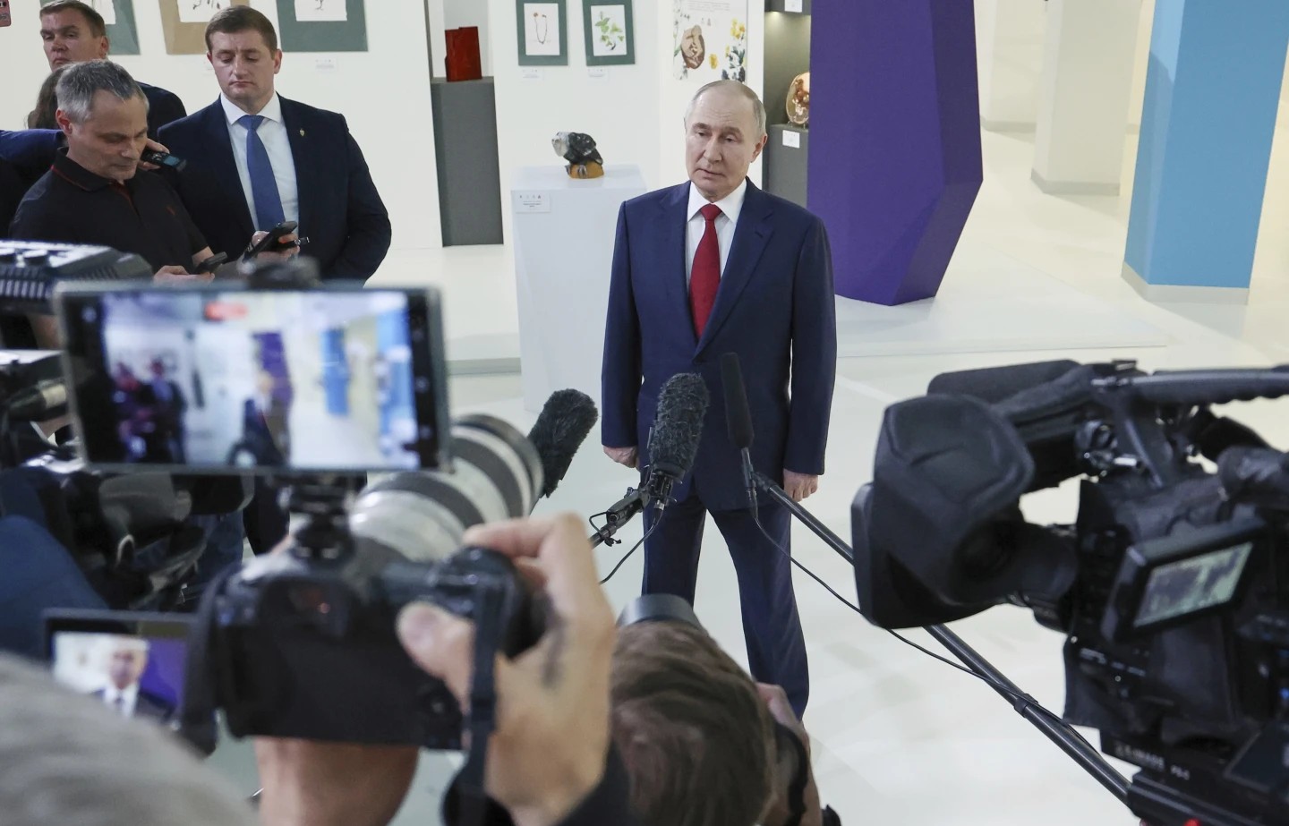 КРЕМЉ ВЕЛИ ДЕКА НЕМА ВРЕМЕНСКА РАМКА ЗА МИРОВНИ РАЗГОВОРИ СО УКРАИНА ОТКАКО ТРАМП КАЖА ДЕКА ТИЕ ВЕДНАШ ЌЕ ПОЧНАТ