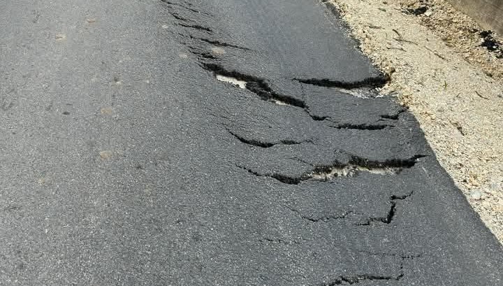НЕПОЛН МЕСЕЦ ПО АСФАЛТИРАЊЕТО ОД 600.000 ЕВРА, РАСПУКА УЛИЦАТА БУРСА ВО БИТОЛА, ОД ОПШТИНАТА ВЕЛАТ ИНВЕСТИТОРОТ ЌЕ ЈА ПОПРАВИ