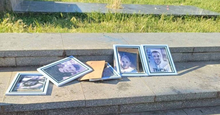 НА ШТИПСКИОТ ПЛОШТАД ИСКРШЕНИ СЛИКИТЕ НА ПЕТТЕМИНА ШТИПЈАНИ ЗАГИНАТИ ВО ПОЖАРОТ ВО КОЧАНСКАТА ДИСКОТЕКА, А ПОЛИЦИЈАТА ВЕЛИ НЕ Е ПРИЈАВЕН ТАКОВ НАСТАН