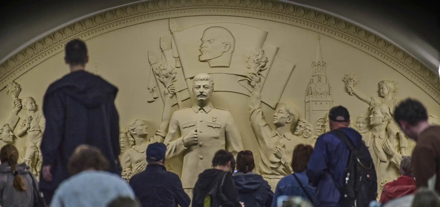 СПОМЕНИК НА СТАЛИН ПОСТАВЕН ВО МЕТРОТО ВО МОСКВА