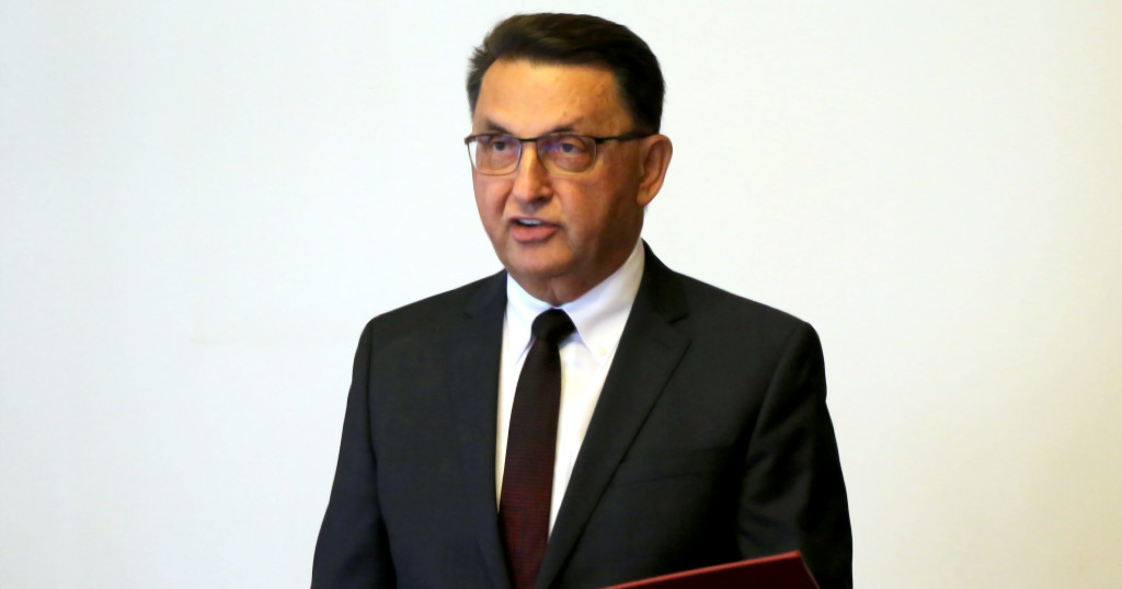 НОВИОТ ГУВЕРНЕР СЛАВЕСКИ ВЕЛИ ДЕКА РЕАЛНИОТ КУРС НА ДЕНАРОТ Е ЗНАЧИТЕЛНО ЗГОЛЕМЕН ПОРАДИ ВИСОКАТА ИНФЛАЦИЈА, ШТО ЈА НАМАЛУВА КОНКУРЕНТНОСТА