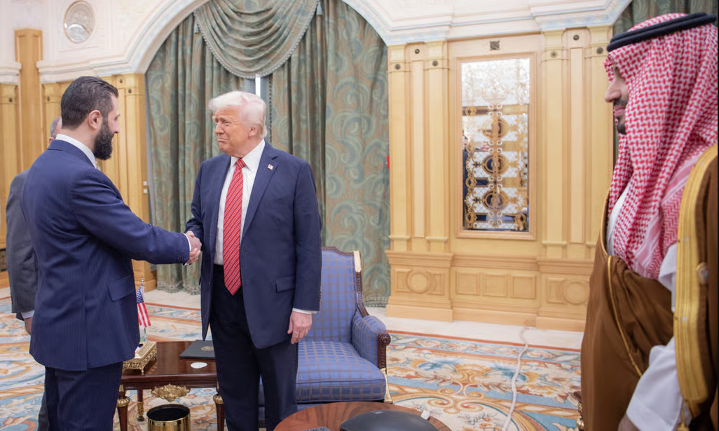ТРАМП СЕ СРЕТНА СО СИРИСКИОТ ПРЕТСЕДАТЕЛ АЛ ШАРА И МУ РЕЧЕ ДА СЕ СМИРИ СО ИЗРАЕЛ