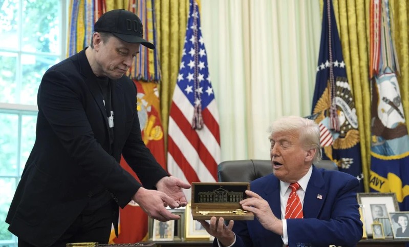ЌЕ ОСТАНАМ ПРИЈАТЕЛ И СОВЕТНИК НА ТРАМП, КАЖА МАСК НА ЗАМИНУВАЊЕТО ОД БЕЛАТА КУЌА
