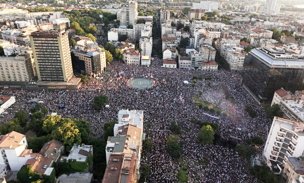 СТОТИЦИ ИЛЈАДИ СТУДЕНТИ И ДЕМОНСТРАНТИ ПРОТИВ КОРУПЦИЈАТА НА ПРОТЕСТОТ ВО БЕЛГРАД ПОБАРАА ПРЕДВРЕМЕНИ ИЗБОРИ