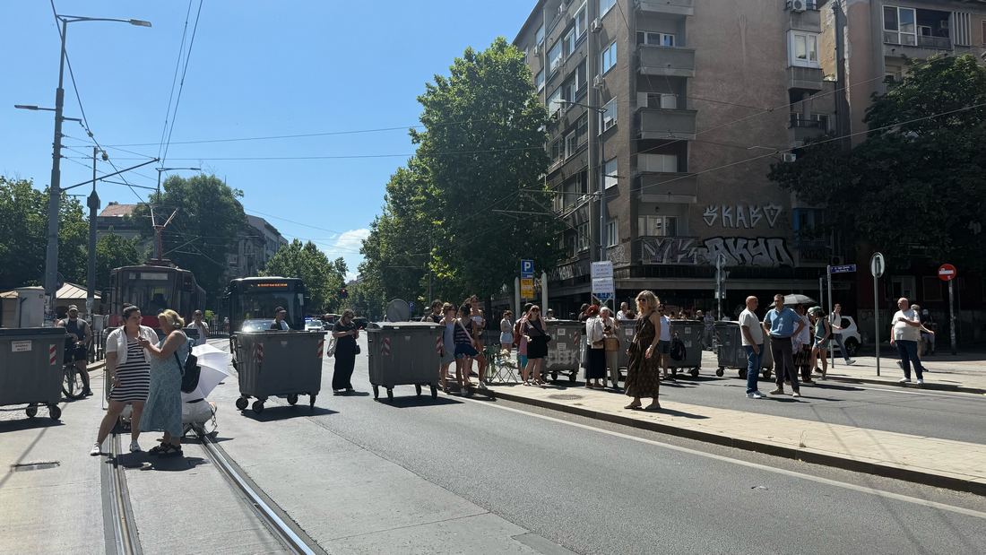 СРПСКАТА ПОЛИЦИЈА ГИ ОТСТРАНИ БЛОКАДИТЕ ВО БЕЛГРАД И ДРУГИ ГРАДОВИ ПОСТАВЕНИ ПО СЕРИЈА АПСЕЊА НА ДЕМОНСТРАНТИ