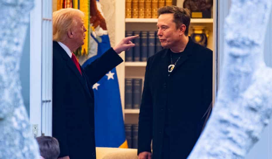 ТРАМП И МАСК ПРОДОЛЖИЈА ДА СИ РАЗМЕНУВААТ НАВРЕДИ, АКЦИИТЕ НА „ТЕСЛА“ ПАДНАА ЗА 14 ОТСТО