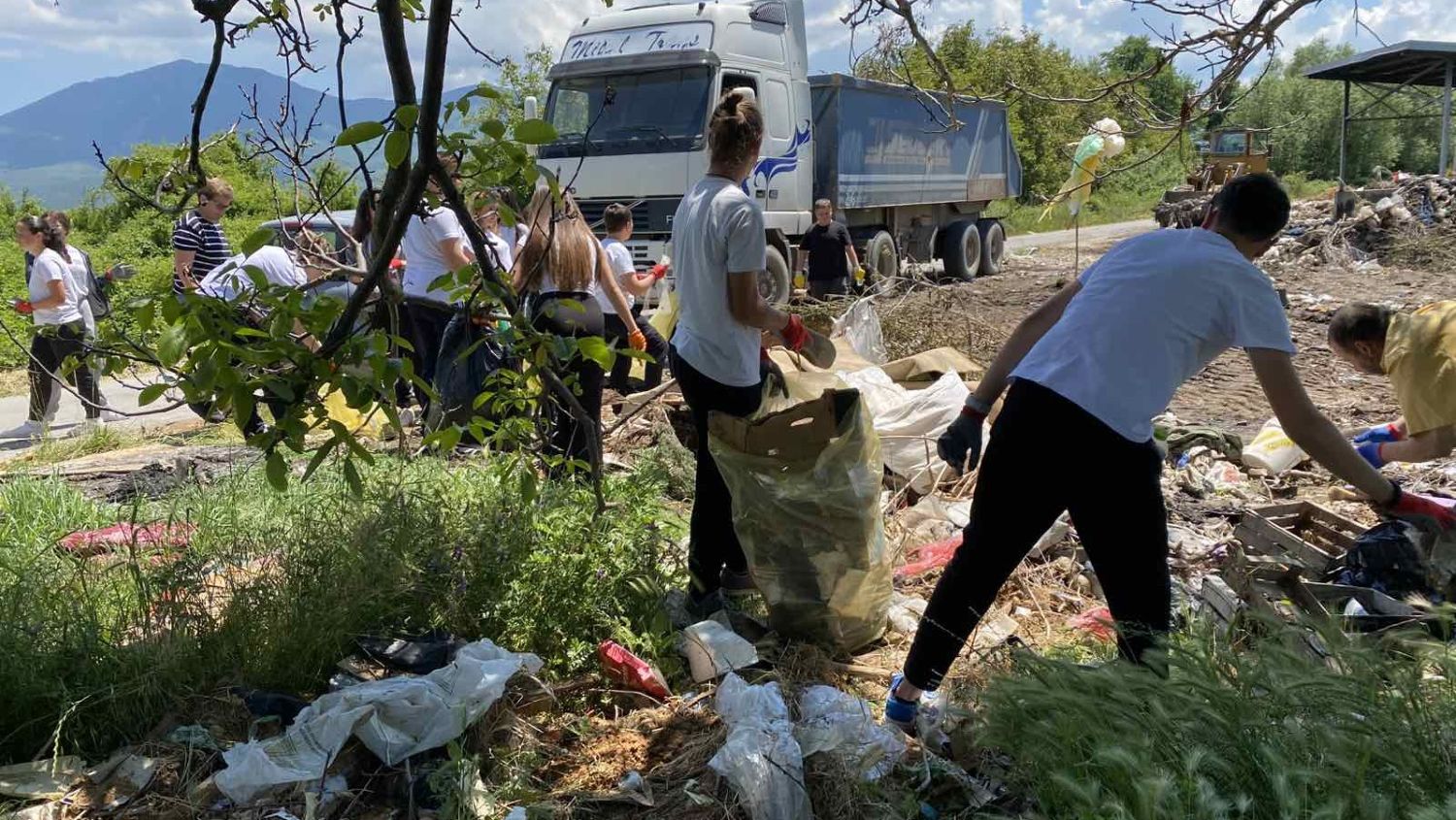 ВО ПРЕСПА ИМА НАД 30 ДИВИ ДЕПОНИИ, СО ПАРИ ОД ЕУ ПОЧНА КАМПАЊА ЗА ЧИСТЕЊЕ