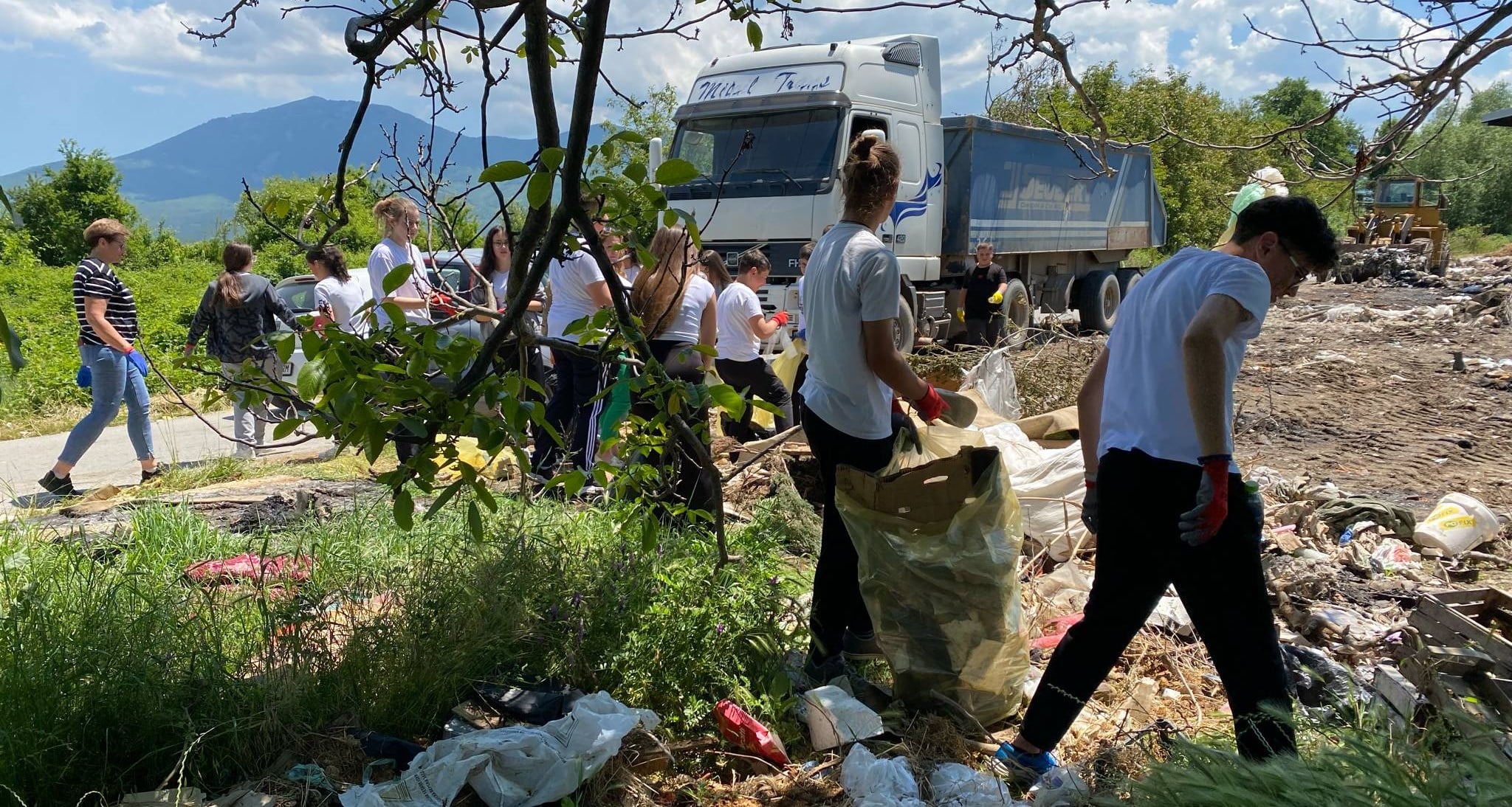 МЕНЕ МИ ГИ ФРЛА СКАПАНИТЕ ЈАБОЛКИ КОМШИЈАТА, ЈАС ГИ ФРЛАМ КАЈ ДРУГ, ВЕЛАТ ЗЕМЈОДЕЛЦИТЕ ОД ПРЕСПА КОЈА Е ЗАТРУПАНА СО ОТПАД, А КОМПОСТАРАТА НЕ РАБОТИ 10 ГОДИНИ