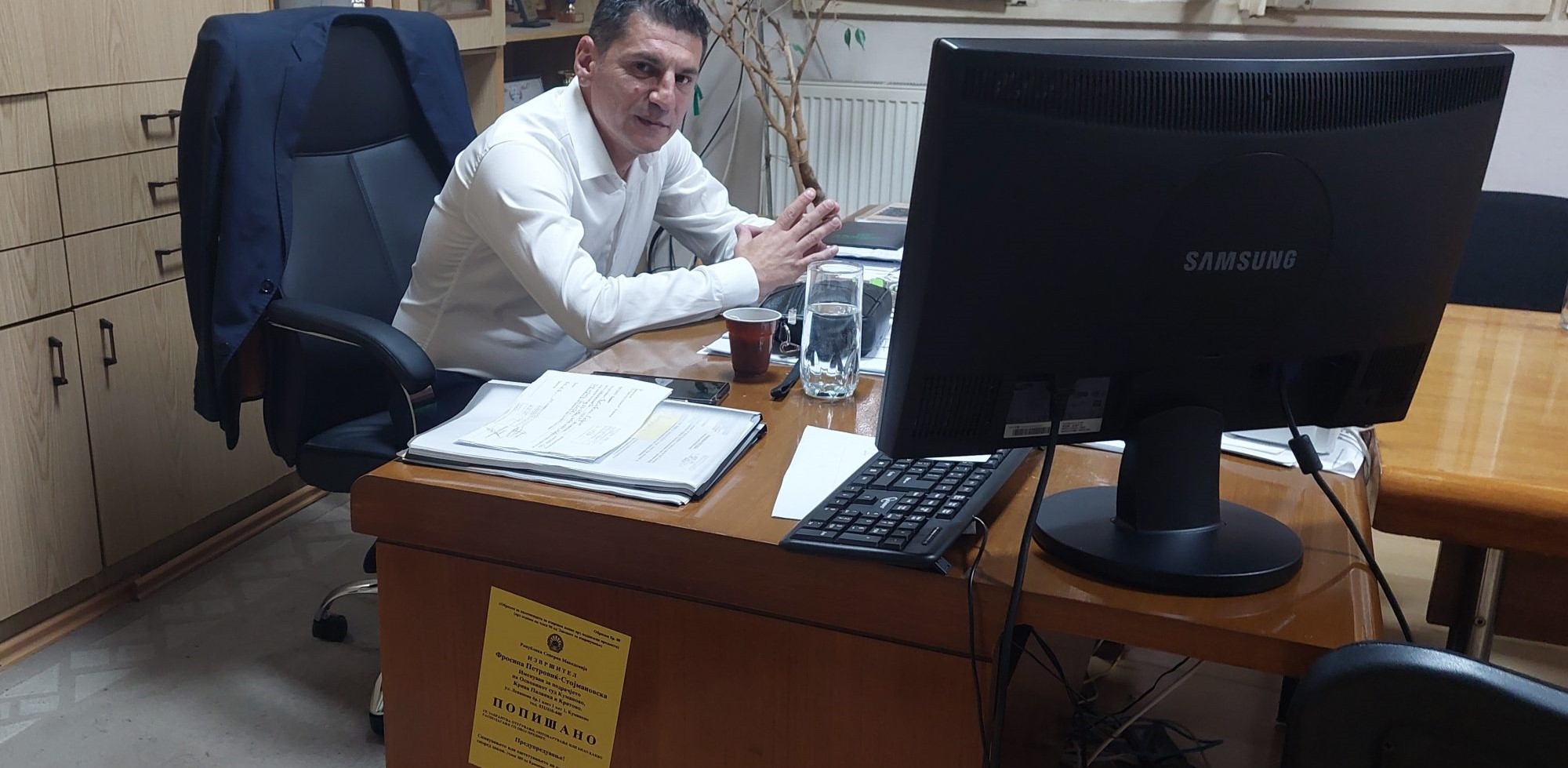 ИЗВРШИТЕЛИ ВЛЕГОА ВО КУМАНОВСКА „ЧИСТОТА“ ПОРАДИ ДОЛГ ОД 200.000 ЕВРА КОН ВРАБОТЕНИТЕ, ПОПИШАНО И БИРОТО НА ДИРЕКТОРОТ