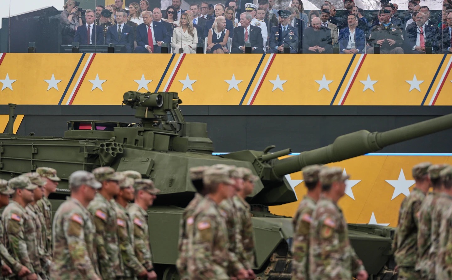 ТРАМП ГО ПРОСЛАВИ 79. РОДЕНДЕН СО ГОЛЕМА ВОЕНА ПАРАДА ВО ВАШИНГТОН, ДОДЕКА НИЗ САД СЕ ОДРЖУВАА СТОТИЦИ ПРОТЕСТИ