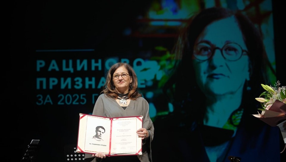 НИШТО НЕ ПОЧНУВА ОД НАС, ТУКУ ПРОДОЛЖУВАМЕ ШТО НЕКОЈ ЗАПОЧНАЛ, КАЖА ОЛИВЕРА ЌОРВЕЗИРОСКА, ДОБИТНИЧКА НА РАЦИНОВОТО ПРИЗНАНИЕ ЗА РОМАНОТ „ТРИ МАРИИ“