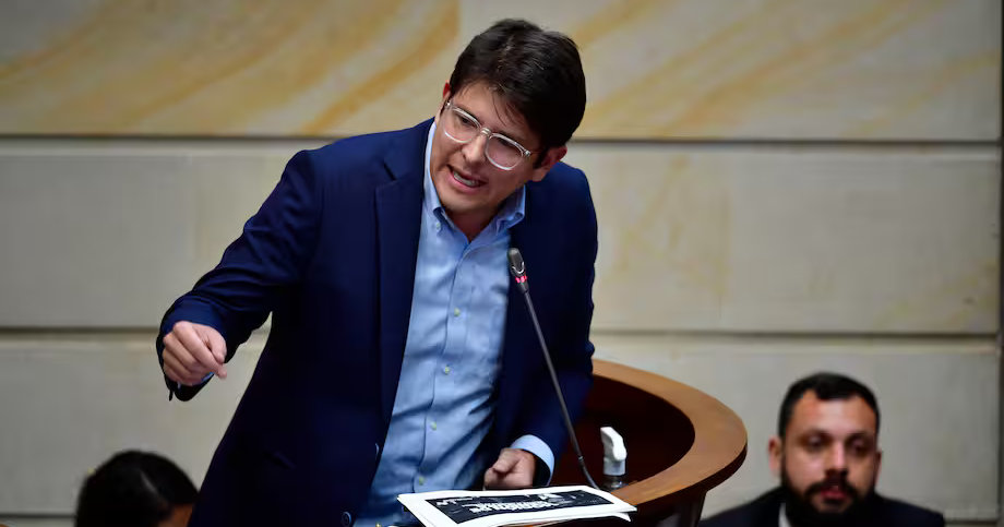 КОЛУМБИСКИ ПРЕТСЕДАТЕЛСКИ КАНДИДАТ ВО КРИТИЧНА СОСТОЈБА ОТКАКО 14-ГОДИШНИК ГО ЗАСТРЕЛА ДВАПАТИ ВО ГЛАВАТА ЗА ВРЕМЕ НА МИТИНГ