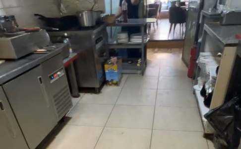КАКО Е МОЖНО ПИЦЕРИЈА-ДИВОГРАДБА ВО КОЧАНИ ДА РАБОТИ СО ХАСАП ДОЗВОЛА, ДА ИМА СТРУЈА И ДА СЕ ПУШИ ВО НЕА, ВЕЛИ ГРАДОНАЧАЛНИКОТ КРСТЕВСКИ, КОЈ ЗАЕДНО СО ГАЗДАТА ГИ СНИМИ ПРОПУСТИТЕ