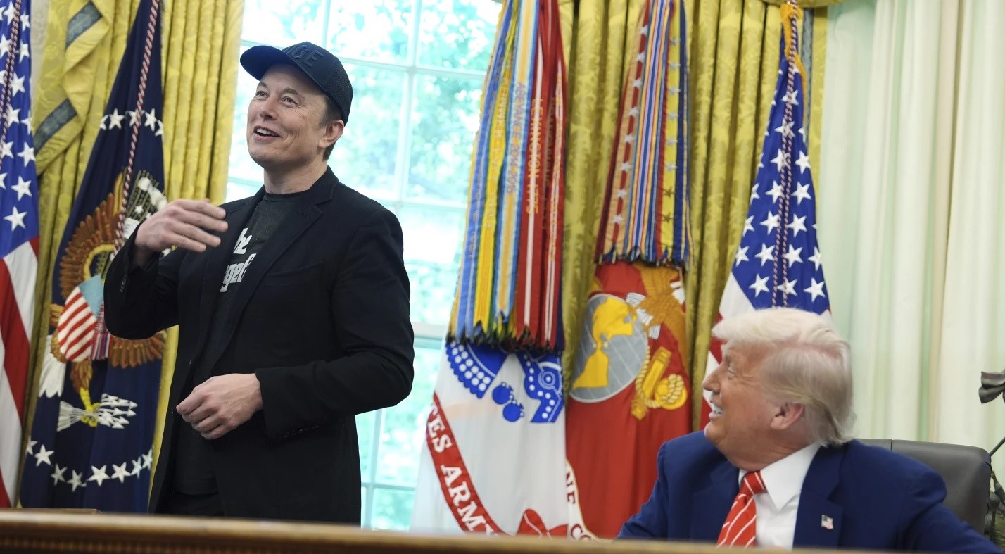 ТРАМП Е ВО ДОСИЕЈАТА НА ПЕДОФИЛОТ ЕПСТАЈН, ЗАТОА НЕ СЕ ОБЈАВУВААТ, РЕЧЕ ИЛОН МАСК