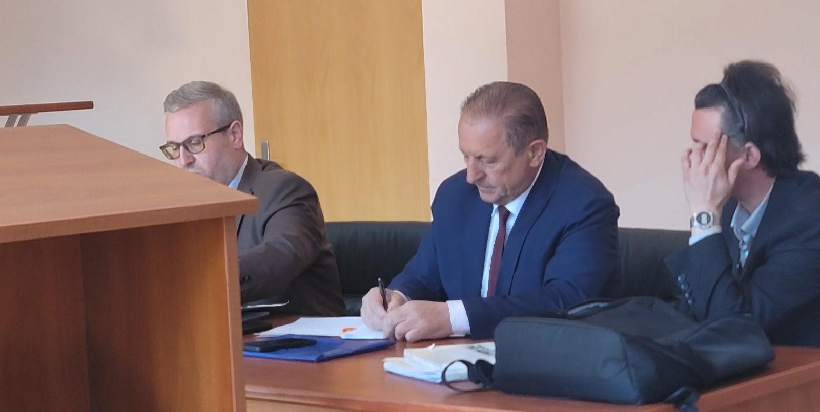МЕРКО ДОБИ ПАРИЧНА КАЗНА ОД 10.000 ЕВРА ЗА НЕЗАКОНСКОТО ИМЕНУВАЊЕ ДИРЕКТОРИ ВО УЧИЛИШТАТА ВО ЛАБУБНИШТА, РАДОЛИШТА И ПОДГОРЦИ, СУДОТ НЕ ГО КАЗНИ СО ЗАТВОР ОТИ ДОСЕГА НЕ БИЛ ОСУДУВАН