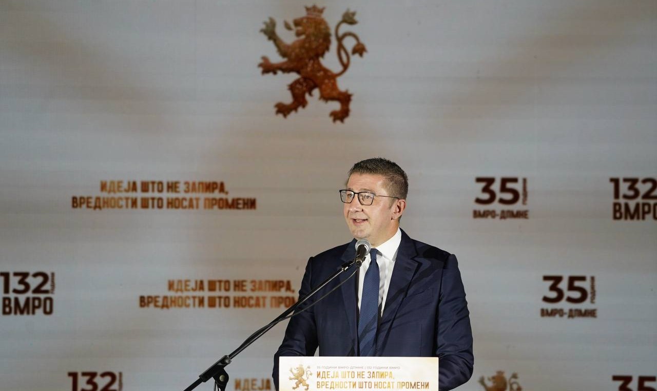 ГАЈБАТА ПРЕД КООПЕРАЦИЈА Е ПОУДОБНА ОД ФОТЕЛЈАТА, А МАКАДАМОТ ПОМЕК ОД КИЛИМОТ ПО ХОТЕЛИТЕ, ИМ РЕЧЕ МИЦКОСКИ НА ФУНКЦИОНЕРИТЕ ОД ВМРО-ДПМНЕ НА ПРОСЛАВАТА ВО БИТОЛА