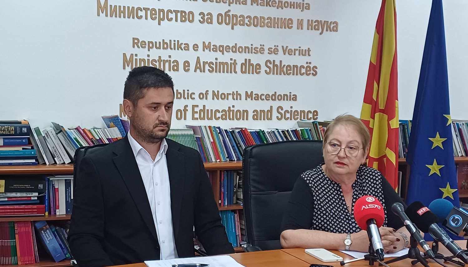 УЧИЛИШТАТА ПРИЈАВИЛЕ НАД 18 ИЛЈАДИ ОШТЕТЕНИ УЧЕБНИЦИ, ЈАНЕВСКА АПЕЛИРА ДА СЕ ПРИЈАВАТ ВО ПЕДАГОШКАТА СЛУЖБА И СИТЕ ЌЕ ДОБИЈАТ НОВИ