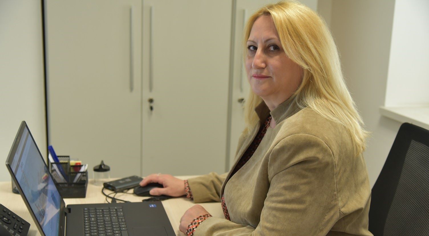 МИ ВЕЛЕА ДЕКА ЖЕНСКАТА РАБОТА Е ВО КАНЦЕЛАРИЈА НЕ НА ТЕРЕН, НО НЕ СЕ ОТКАЖАВ, ВЕЛИ ГРАДЕЖНАТА ИНЖЕНЕРКА СЕМИЈАЛ ЗИБЕРИ, РАКОВОДИТЕЛКА ЗА РАЗВОЈ И ИНВЕСТИЦИИ ВО МЕПСО
