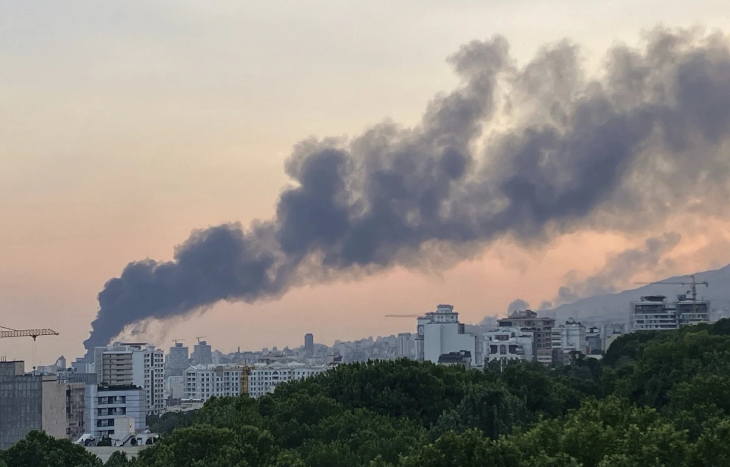 СИТЕ БИ ТРЕБАЛО ВЕДНАШ ДА ГО НАПУШТАТ ТЕХЕРАН, КАЖА ТРАМП, ИРАН ПОВТОРНО ГО НАПАДНА ИЗРАЕЛ СО ПРОЕКТИЛИ