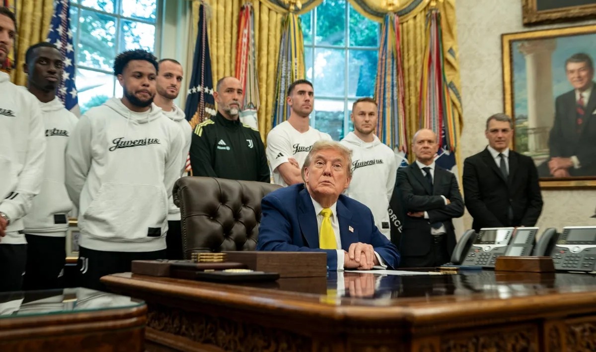 ТРАМП СЕ СРЕТНА СО ФУДБАЛЕРИТЕ НА ЈУВЕНТУС И ГИ ПРАША ШТО МИСЛАТ ЗА ТРАНСРОДОВИ СПОРТИСТКИ