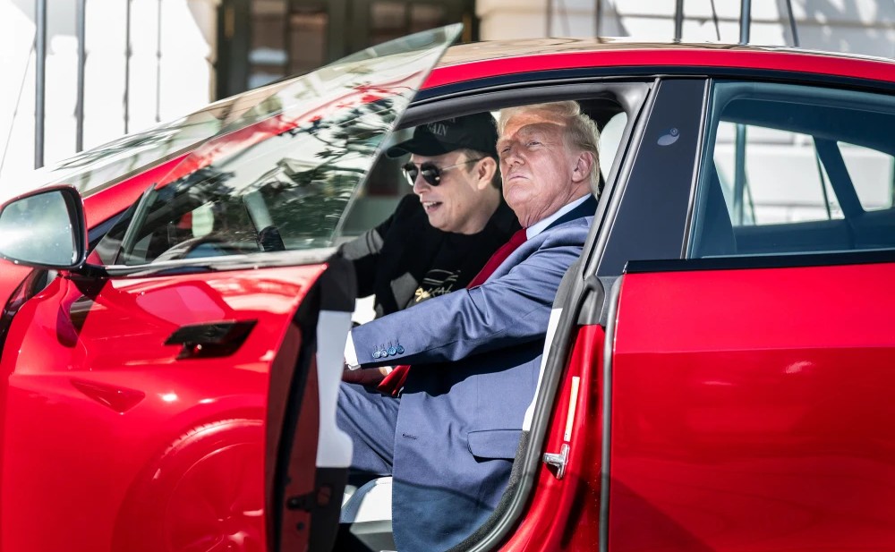 ТРАМП РАЗМИСЛУВА ДА ЈА ПРОДАДЕ СВОЈАТА „ТЕСЛА“ ПО КАВГАТА СО МАСК