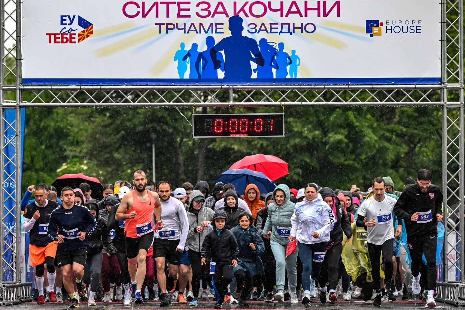 ЕВРОПСКАТА КУЌА ВО МАКЕДОНИЈА СОБРА НАД 24 ИЛЈАДИ ЕВРА ОД ХУМАНИТАРНАТА ТРКА И АУКЦИИ НА ДЕЛА ЗА НАСТРАДАНИТЕ ВО КОЧАНИ