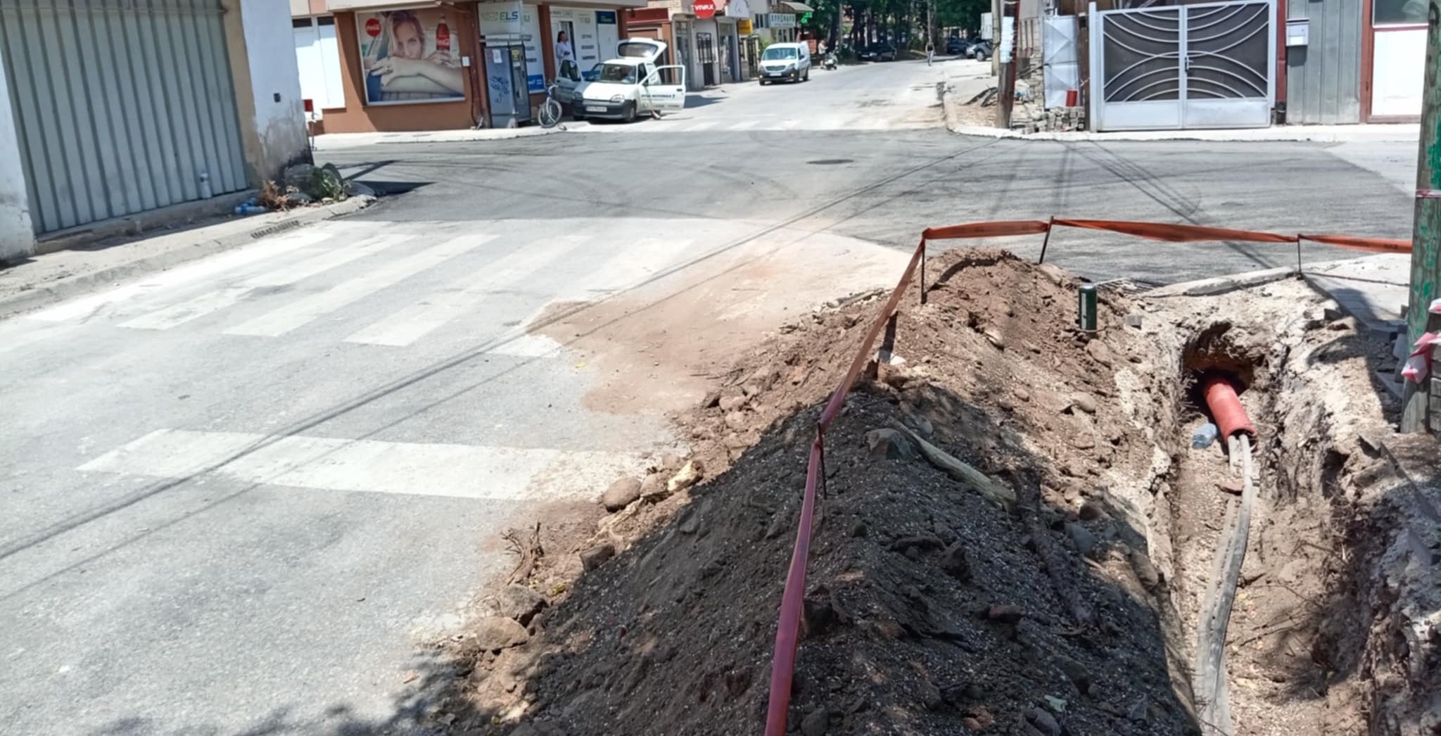 РАСКОПАНА УШТЕ ЕДНА НОВОАСФАЛТИРАНА УЛИЦА ВО БИТОЛА ПОРАДИ НЕКВАЛИТЕТНА ИЗВЕДБА, ОД ОПШТИНАТА ВЕЛАТ ТРОШОКОТ Е НА ИЗВЕДУВАЧОТ