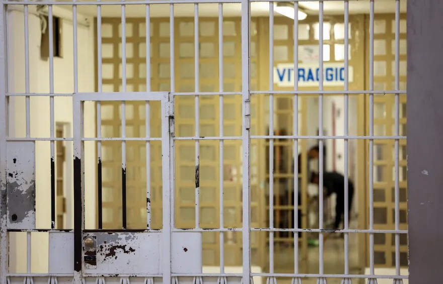 ИТАЛИЈА ПЛАНИРА ДА ОСЛОБОДИ НАД 10.000 ЗАТВОРЕНИЦИ ЗА ДА ГИ РАСТОВАРИ ЗАТВОРИТЕ