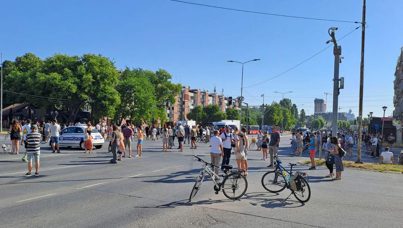 ОД УТРОВО МАСОВНИ БЛОКАДИ НА УЛИЦИ ВО СРБИЈА, ВУЧИЌ ГИ ЗАМОЛИ ГРАЃАНИТЕ ДА НЕ ЈА УРИВААТ ДРЖАВАТА