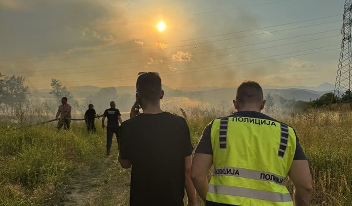 ПОРАДИ ПОЖАРИТЕ ЗАТВОРЕНИ ЗА СООБРАЌАЈ ДЕЛОВИ ОД СКОПСКАТА ОБИКОЛНИЦА