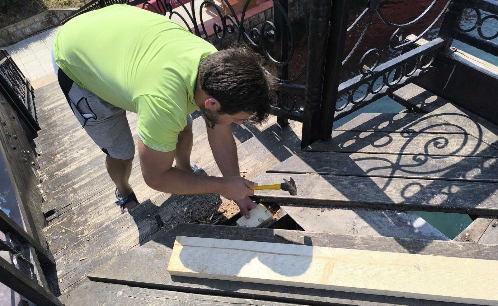 ПЕТМИНА СТРУЖАНИ САМИ ГО ПОПРАВИЈА МОСТОТ ПОЛН СО ДУПКИ И ГНИЛИ ДАСКИ, ПОЛА ВРАБОТЕНИ ВО ОПШТИНАТА МИНУВААТ НИЗ НЕГО, А НЕ ВИДЕЛЕ ДЕКА ТРЕБА ДА СЕ САНИРА