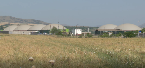 ДВЕ ГОДИНИ НЕМА СПАС ОД РЕАТА НА ИЗМЕТ КРАЈ ГРАДСКО, ОПШТИНАТА ЗГРЕШИЛА ШТО ЈА ДАЛА ЛОКАЦИЈАТА ЗА БИОГАСНА ЦЕНТРАЛА, ВЕЛИ ИНСПЕКТОРАТОТ