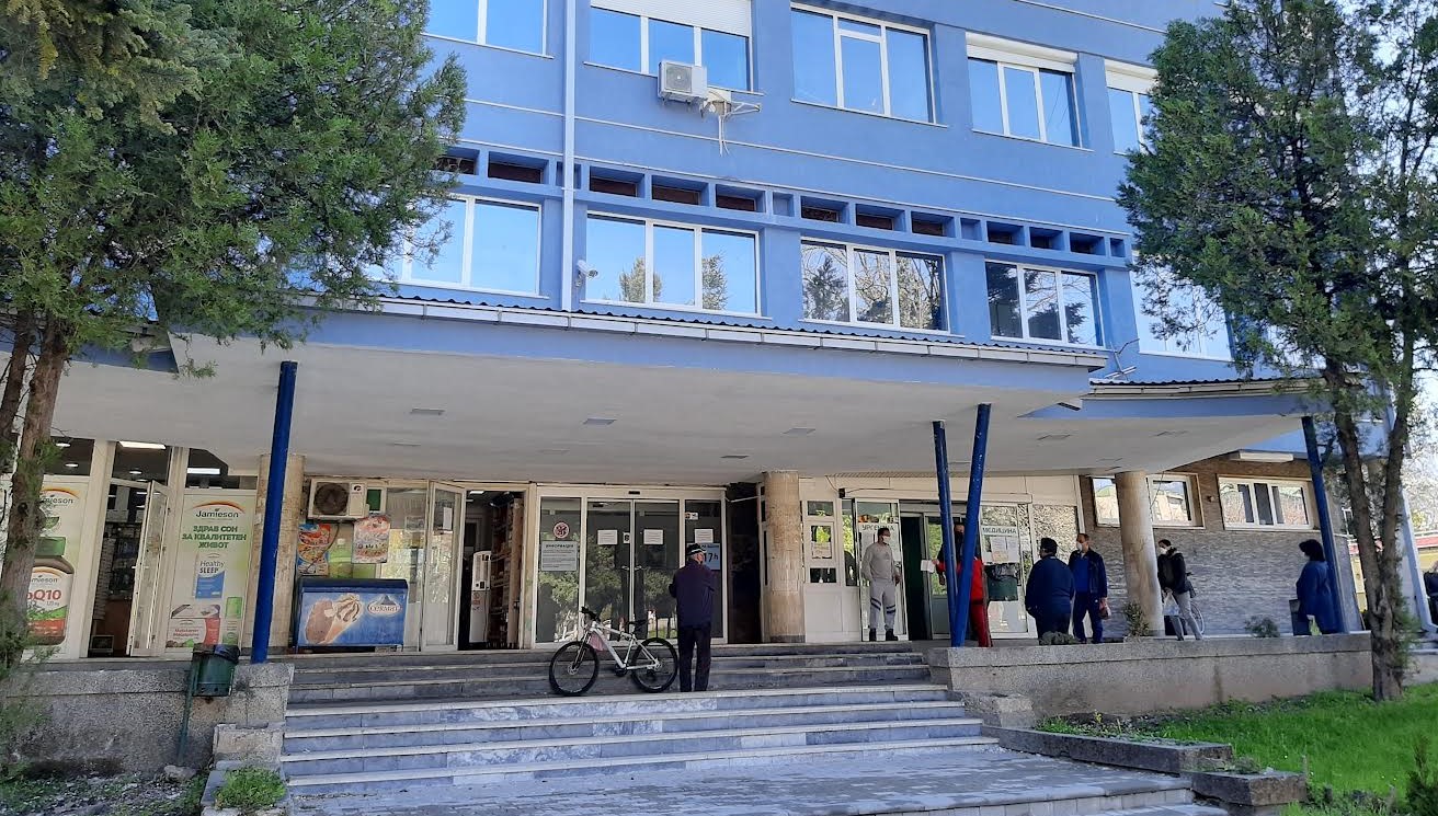 ОСОМНИЧЕНАТА ОЧНА ЛЕКАРКА ОД БИТОЛА ПОБАРАЛА СТО ЕВРА ПОТКУП ЗА ОПЕРАЦИЈА НА КАТАРАКТА, ОБВИНИТЕЛСТВОТО БАРА КУЌЕН ПРИТВОР