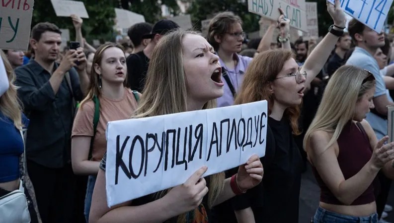 ПРОТЕСТИ ВО УКРАИНА ОТКАКО ЗЕЛЕНСКИ ГО ПОТПИША ЗАКОНОТ СО КОЈ СЕ ОГРАНИЧУВА МОЌТА НА АНТИКОРУПЦИСКИТЕ ОРГАНИ