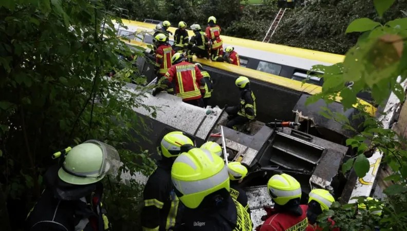 ПАТНИЧКИ ВОЗ ИЗЛЕТА ОД ШИНИ ВО ГЕРМАНИЈА, НАЈМАЛКУ ТРОЈЦА ЗАГИНАТИ