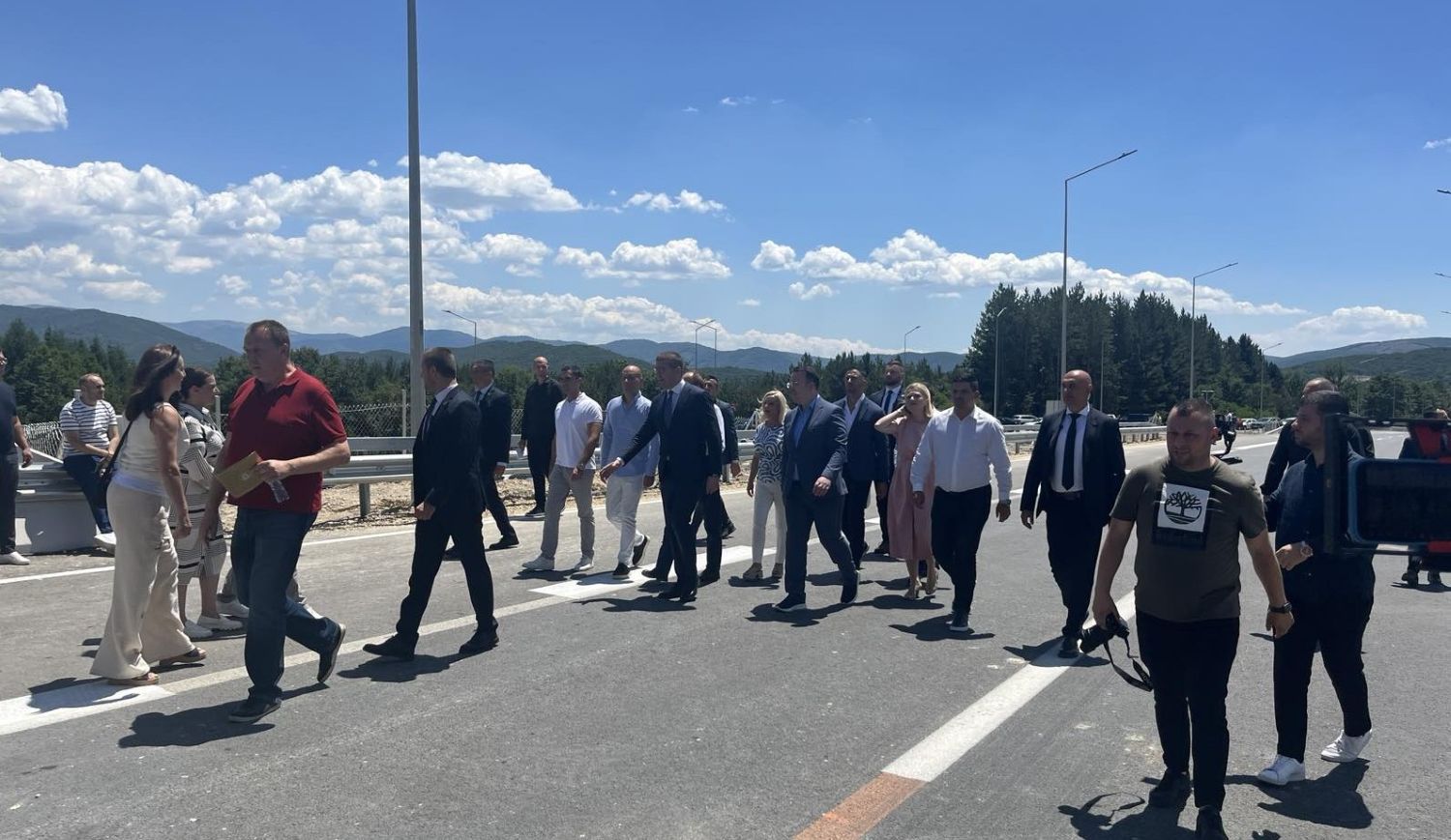 ПУШТЕНА ДЕЛНИЦА ОД 20 КИЛОМЕТРИ НА АВТОПАТОТ КИЧЕВО-ОХРИД ПО 11 ГОДИНИ ОД ПОЧЕТОКОТ НА ИЗГРАДБАТА