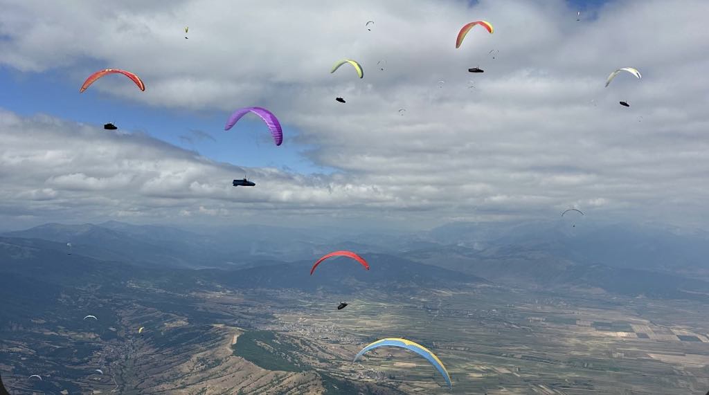ПАРАГЛАЈДЕРИСТИ ОД ЦЕЛИОТ СВЕТ ЛЕТАА НАД ПЕЛАГОНИЈА НА СВЕТСКИОТ КУП ВО КРУШЕВО