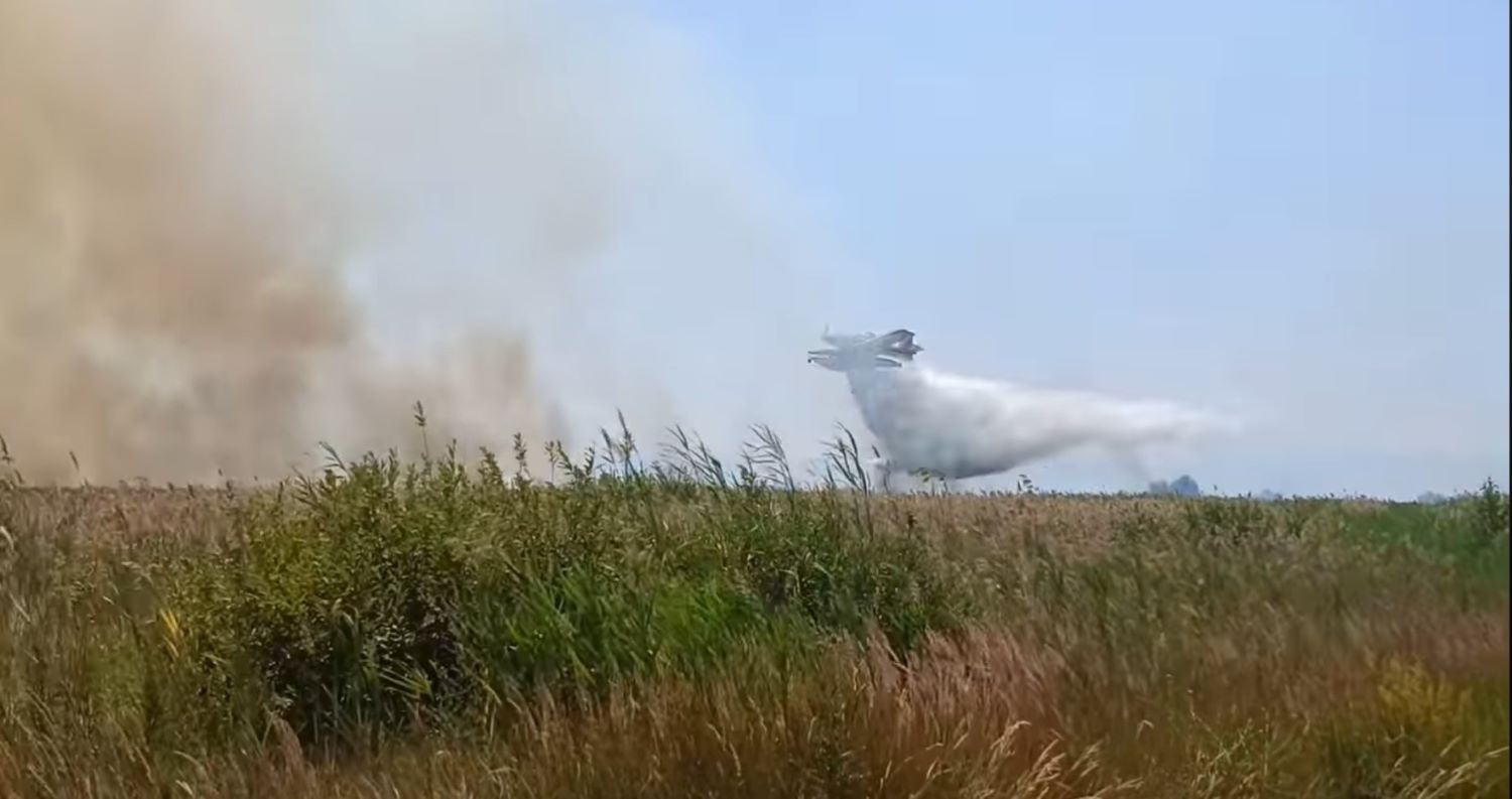 „ЕР-ТРАКТОР“ ГО ГАСНЕ ПОЖАРОТ ВО ПАРКОТ ЕЗЕРАНИ, УШТЕ НЕ Е ПОД КОНТРОЛА, ГРАДОНАЧАЛНИОТ НА РЕСЕН СЕ СОМНЕВА ДЕКА Е ПОДМЕТНАТ