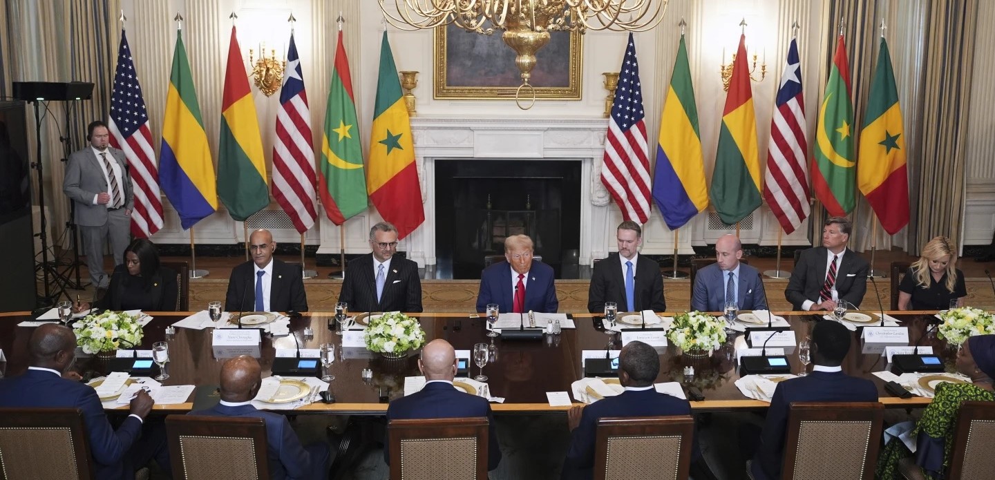 ТРАМП ГО ПОФАЛИ ПРЕТСЕДАТЕЛОТ НА ЛИБЕРИЈА ДЕКА ОДЛИЧНО ЗБОРУВА АНГЛИСКИ, А ТОА Е ОФИЦИЈАЛЕН ЈАЗИК НА ЗЕМЈАТА