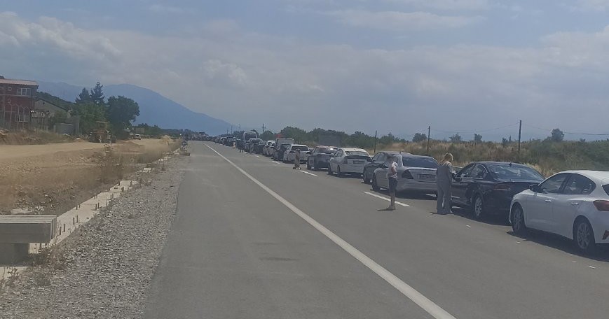 ПАТНИЦИ СО ЧАСОВИ ЗАГЛАВЕНИ ВО КИЛОМЕТАРСКИ КОЛОНИ НА ВЛЕЗОТ И ИЗЛЕЗОТ ОД ОХРИД, ГРАДОТ Е БЛОКИРАН ОД ПОЛИЦИЈА ПОРАДИ ДЕЛЕГАЦИИ ЗА ОХРИДСКО ЛЕТО