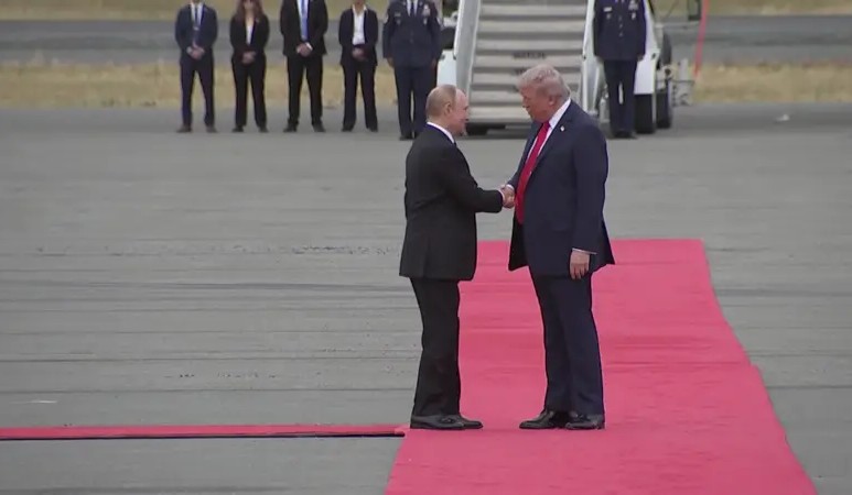 ТРАМП И ПУТИН СЕ СРЕТНАА НА ПИСТАТА НА АЕРОДРОМОТ ВО ЕНКОРИЏ ПРЕД ДА ЗАМИНАТ НА РАЗГОВОРИ