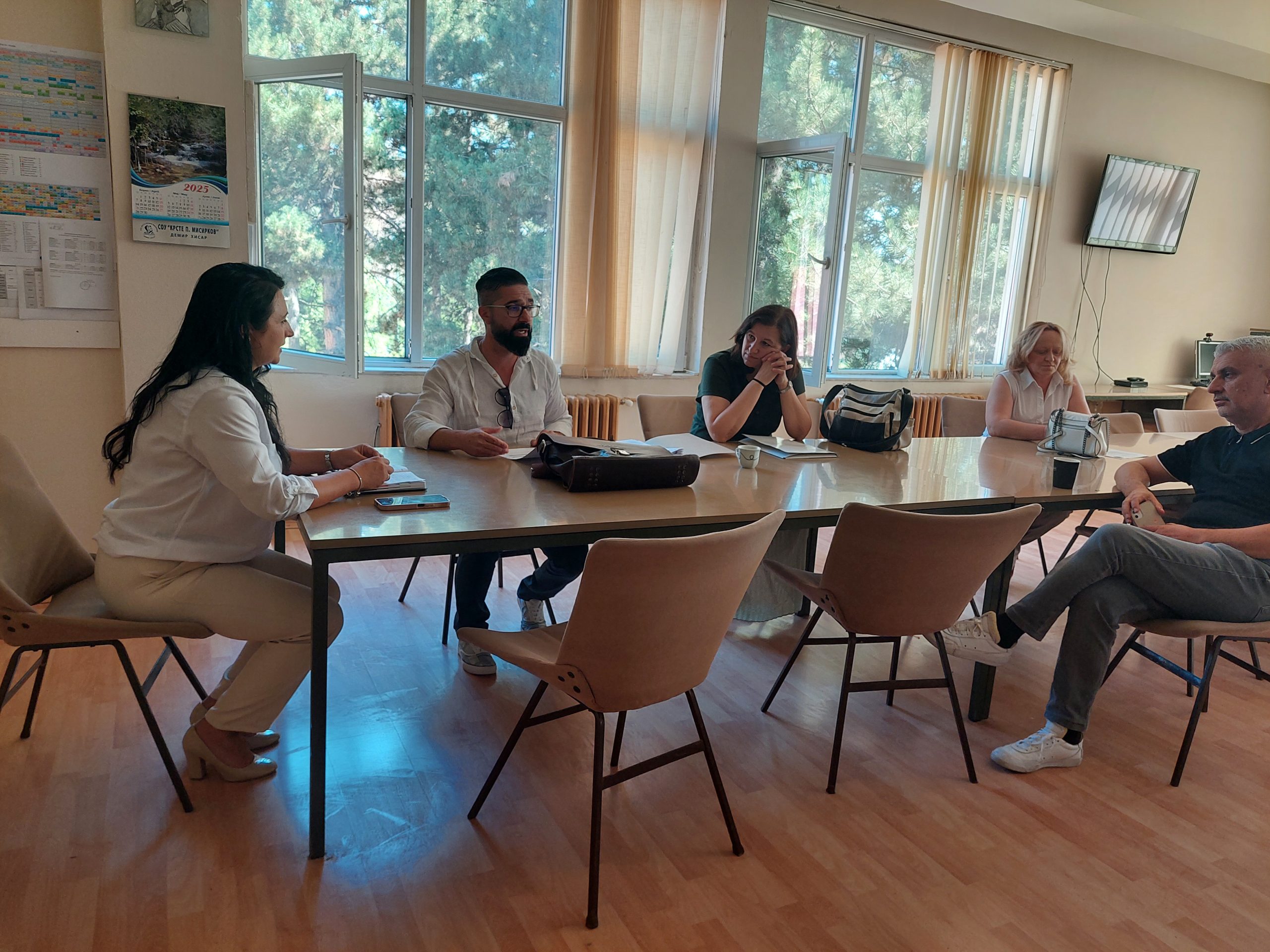 ПЕЧАТИТЕ ОД ГИМНАЗИЈАТА ВО ДЕМИР ХИСАР ЗАВРШИЈА КАЈ НОВАТА В.Д. ДИРЕКТОРКА, АДВОКАТОТ НА ПРЕТХОДНАТА ВЕЛИ ДЕКА Е НАПРАВЕНА ПРОМЕНА ВО ЦЕНТРАЛЕН РЕГИСТАР И ПОКРАЈ ЗАБРАНАТА ПОРАДИ ИЗБОРИТЕ
