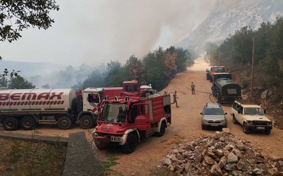 ВОЈНИК ЗАГИНА ПРИ ГАСЕЊЕ ПОЖАРИ ВО ЦРНА ГОРА