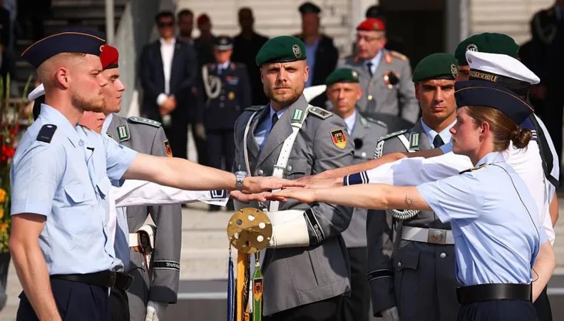 ГЕРМАНСКАТА ВЛАДА ГО ПОДДРЖА ВОВЕДУВАЊЕТО НА ДОБРОВОЛНИОТ ВОЕН РОК И ОТВОРИ МОЖНОСТ ЗА РЕГРУТАЦИЈА