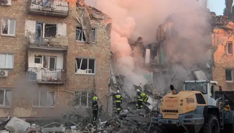 РУСИЈА ЖЕСТОКО ГО НАПАДНА КИЕВ СО ДРОНОВИ И ПРОЕКТИЛИ, НАЈМАЛКУ ОСУММИНА ЗАГИНАТИ