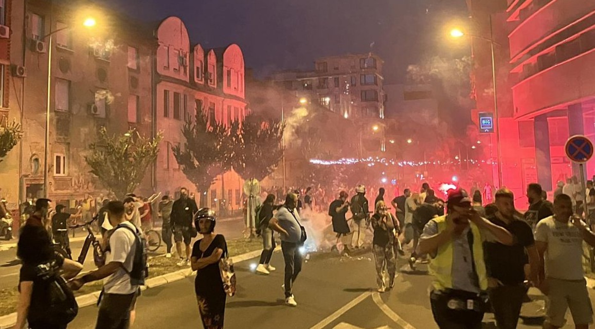АНТИВЛАДИНИТЕ ДЕМОНСТРАНТИ СЕ СУДРИЈА СО ПОЛИЦИЈАТА И ПОДДРЖУВАЧИТЕ НА ВУЧИЌ ВО НОВИ САД, ВОЈНИК ПУКАЛ ОД ПИШТОЛ
